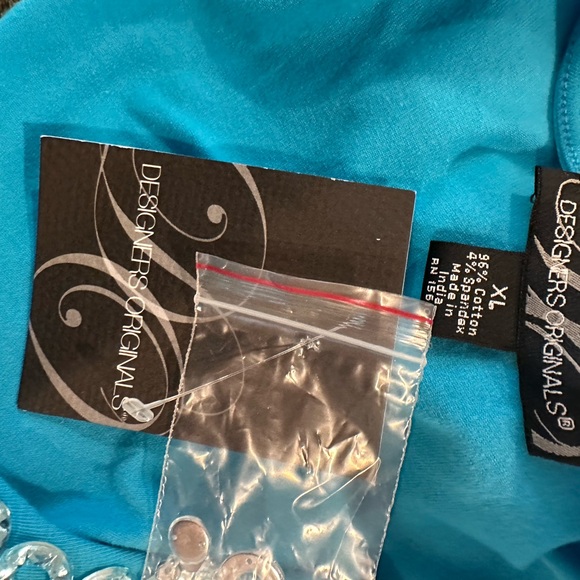 Woman turquoise top - Picture 4 of 4